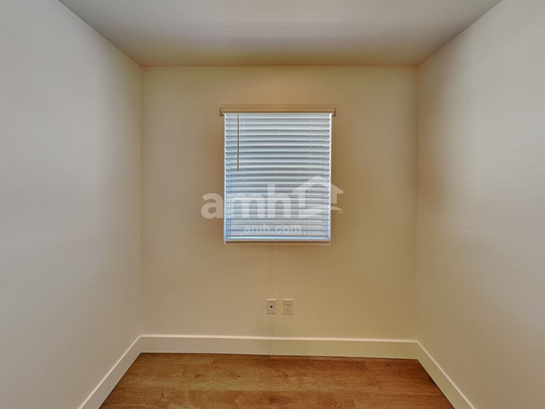 Building Photo - 9640 E Friedel Dr