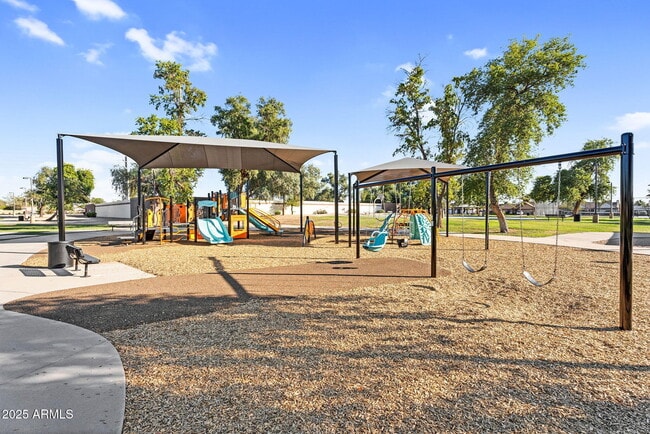 Building Photo - 8406 W Dahlia Dr