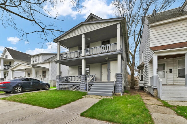 Building Photo - 2034 W 99th St
