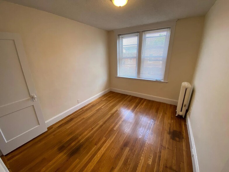 Building Photo - 8 Barrows St
