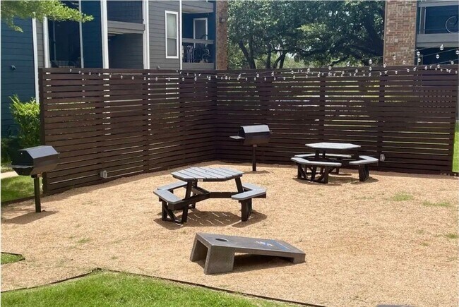 Building Photo - 2170 Thousand Oaks Dr