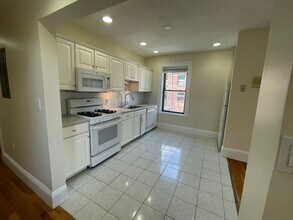 Building Photo - Large, updated 3 bed unit in a prime location in Brookline!
