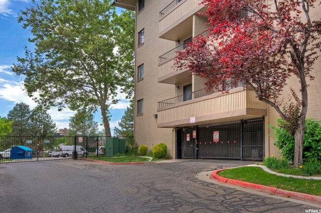 Building Photo - Secured 2 Bd 2 Ba Towne Park Condo