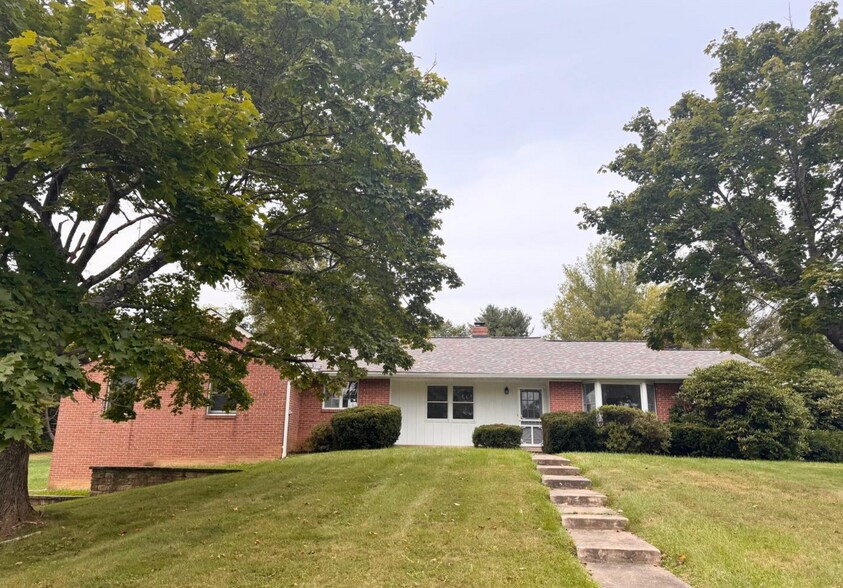 Building Photo - 2710 Academy Dr