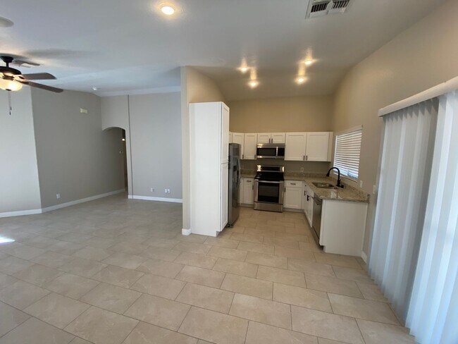 Building Photo - Renovated Super Sharp 3 bedroom, 2 bathroo...