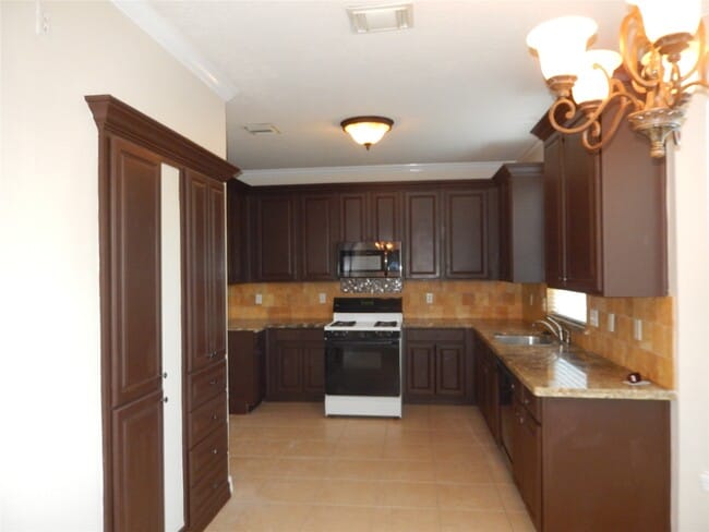 Building Photo - 2330 Lord Nelson Dr