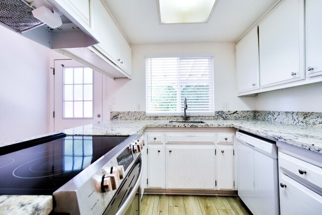 Building Photo - Spacious 2-Bed Duplex with Private Backyar...
