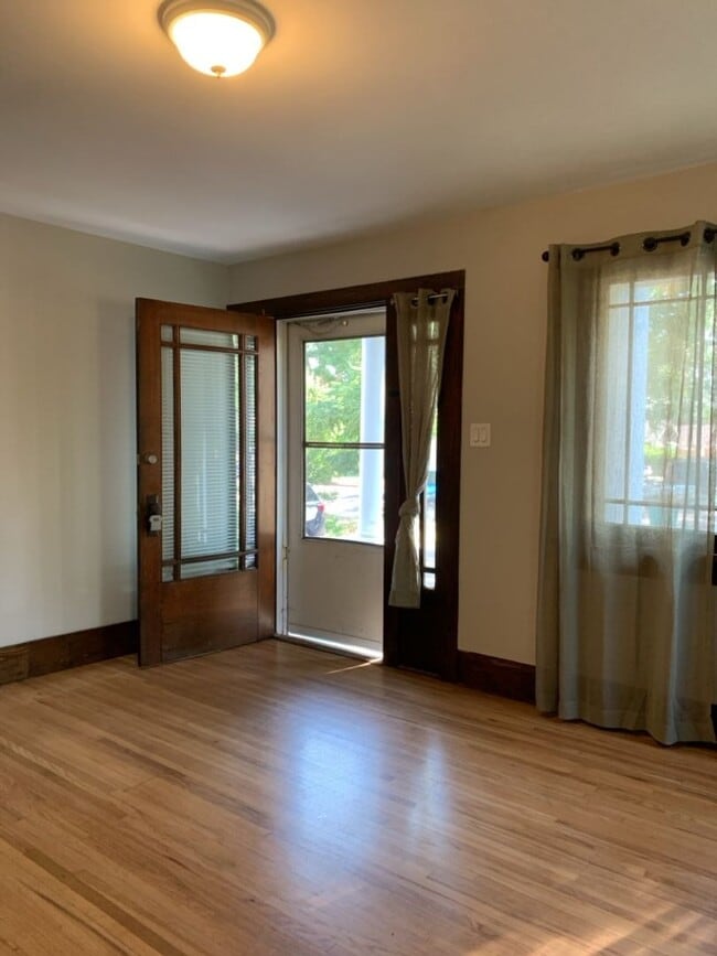 Building Photo - STUDENTS WELCOME! Adorable Single-Family Home in Historic Old Town