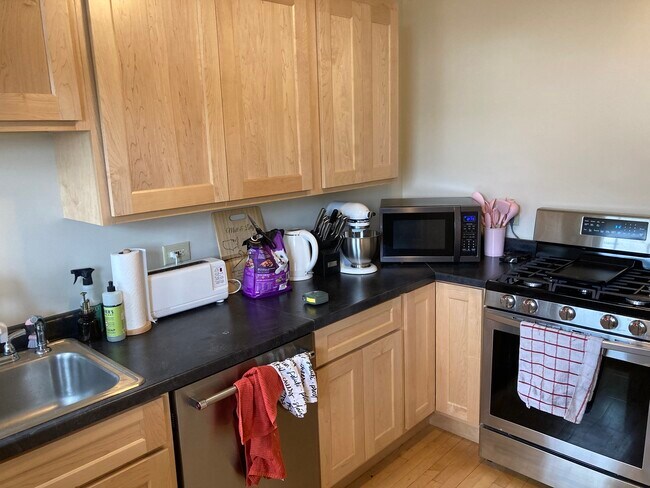 Building Photo - 4618 N Sacramento Ave