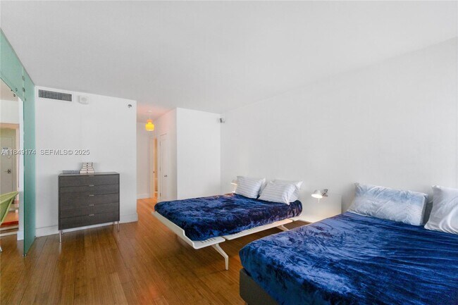 Building Photo - 100 Lincoln Rd