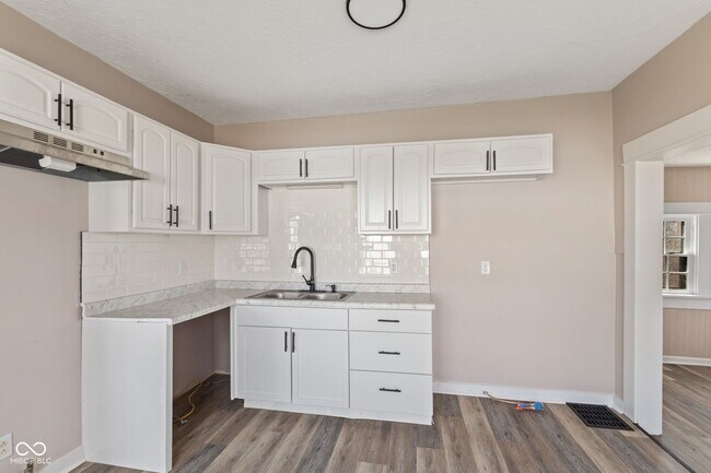 Building Photo - 320 Lockerbie St