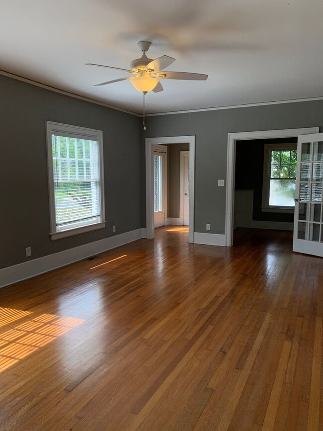 Building Photo - Beautiful Historic 3 Bedroom 2 Bath House on Colonial Drive