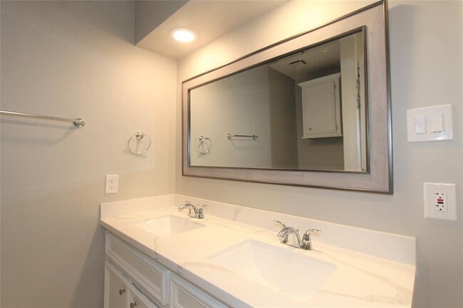 Building Photo - 4611 Silver Fox Dr
