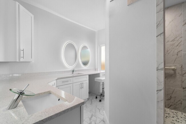 Building Photo - 590 Las Roblas Grande Dr