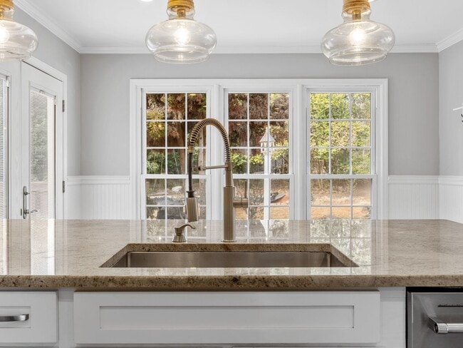 Building Photo - Luxury Living Awaits in this 6 Bedroom, 5 Bathroom Home – Elegant Comfort in a Prime Location