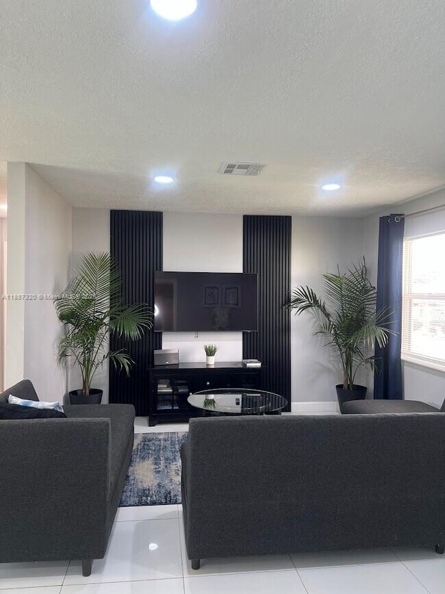 Building Photo - 1604 SW 7th St