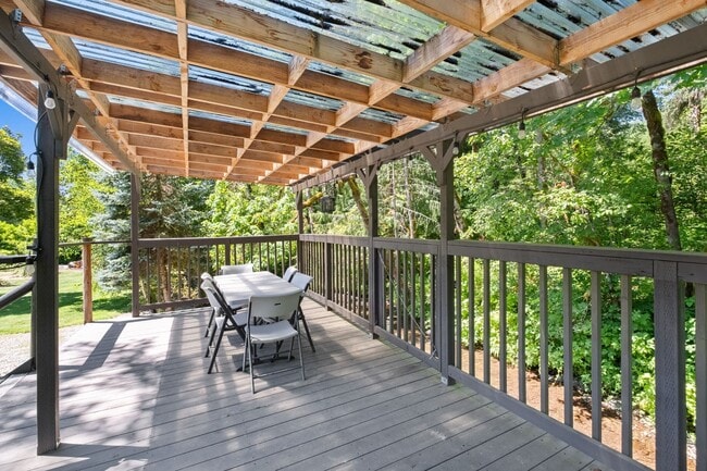 Building Photo - Rare Home on Creek Front Property!