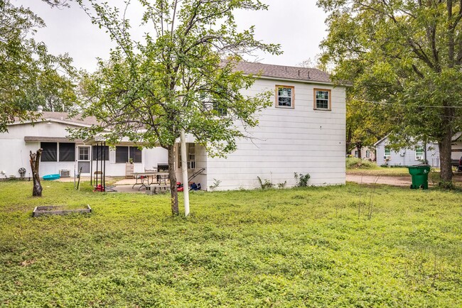 Building Photo - Updated apartment in great location