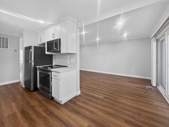 Building Photo - Gorgeous and Completely Remodeled Lower Level Unit with Inside Laundry is Available Now!