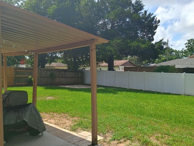Building Photo - 4 bedroom 2 bathroom House- fenced in yard