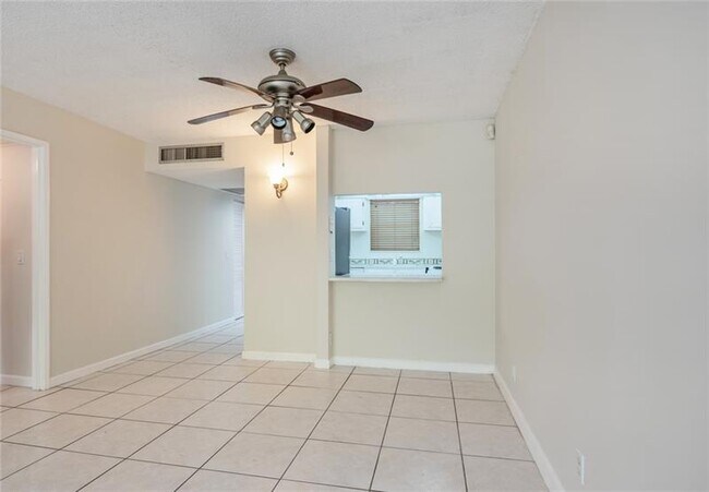 Building Photo - 9410 Live Oak Pl