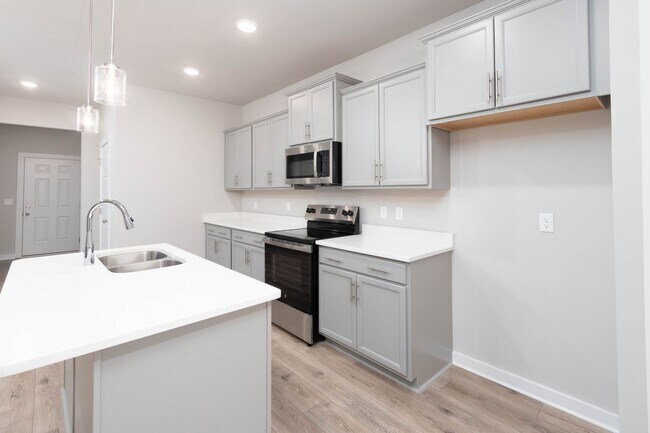 Building Photo - Beautiful 5 Bedroom, 2.5 Bath New Construc...