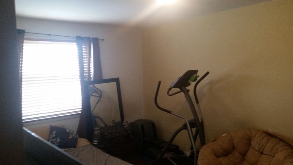 2nd largest bedroom - 3967 Ames St NE