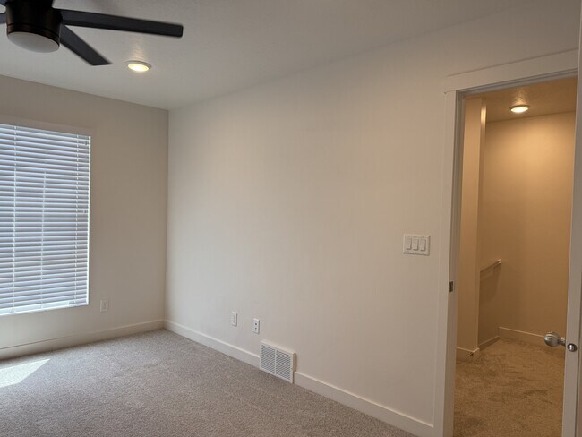 Building Photo - 63 E Hamblin Ln