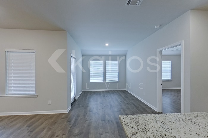 Building Photo - 401 Mango Dr