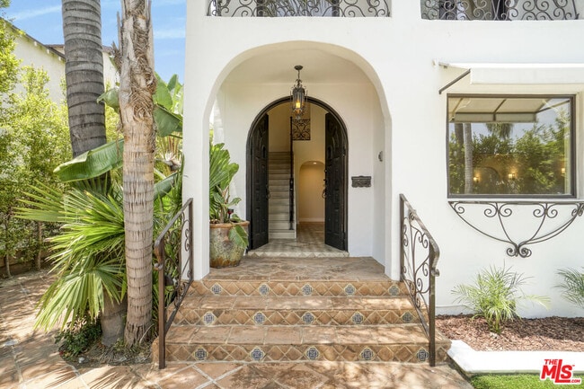 Building Photo - 209 N Doheny Dr