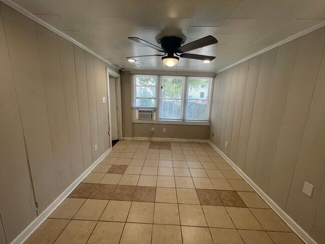 Building Photo - Cozy 1 Bedroom 1 Bath Downstairs Unit Read...