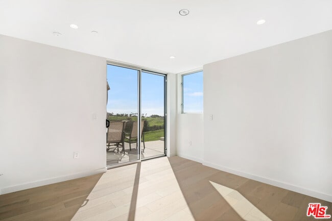 Building Photo - 28405 Via Acero St