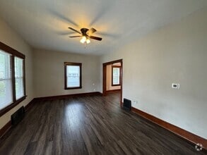 Building Photo - 2 Bed Updated Kitchen must See!