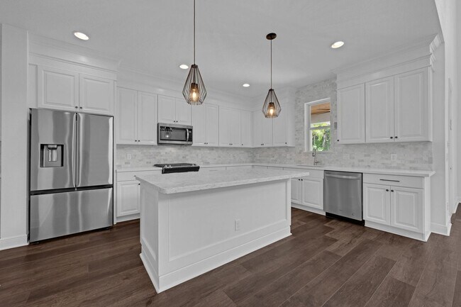 Building Photo - Gorgeous 4 bedroom/3.5 bath estate home fo...