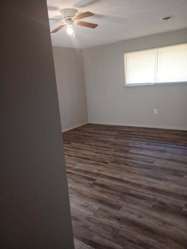 Building Photo - 5558 Queen Mary Ln