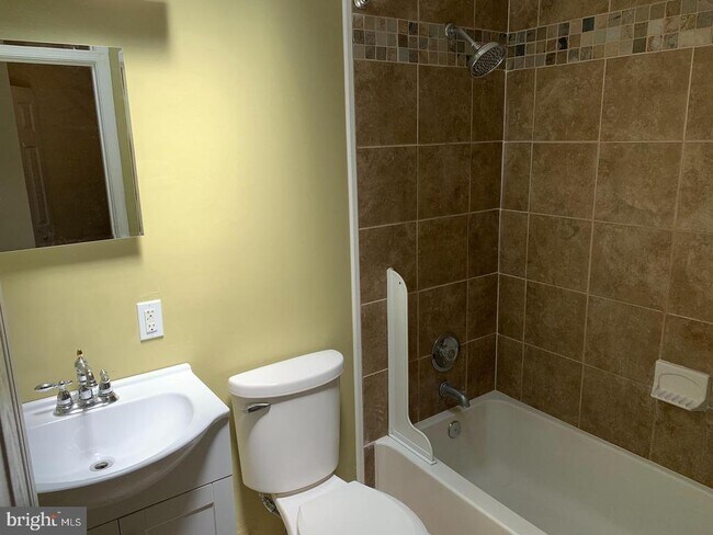 Building Photo - 881 Wedgewood Dr