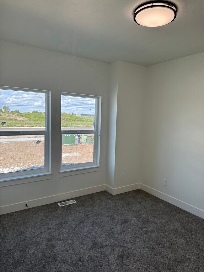 Building Photo - TWIN HOME FOR RENT IN SUGAR CITY - 3 BEDROOMS 2 FULL BATHROOMS