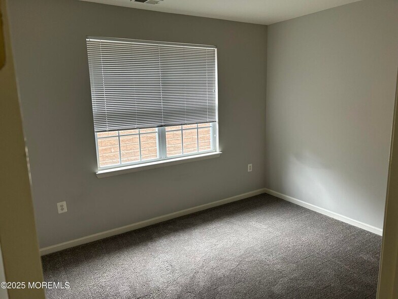 Building Photo - 145 Conover Ter