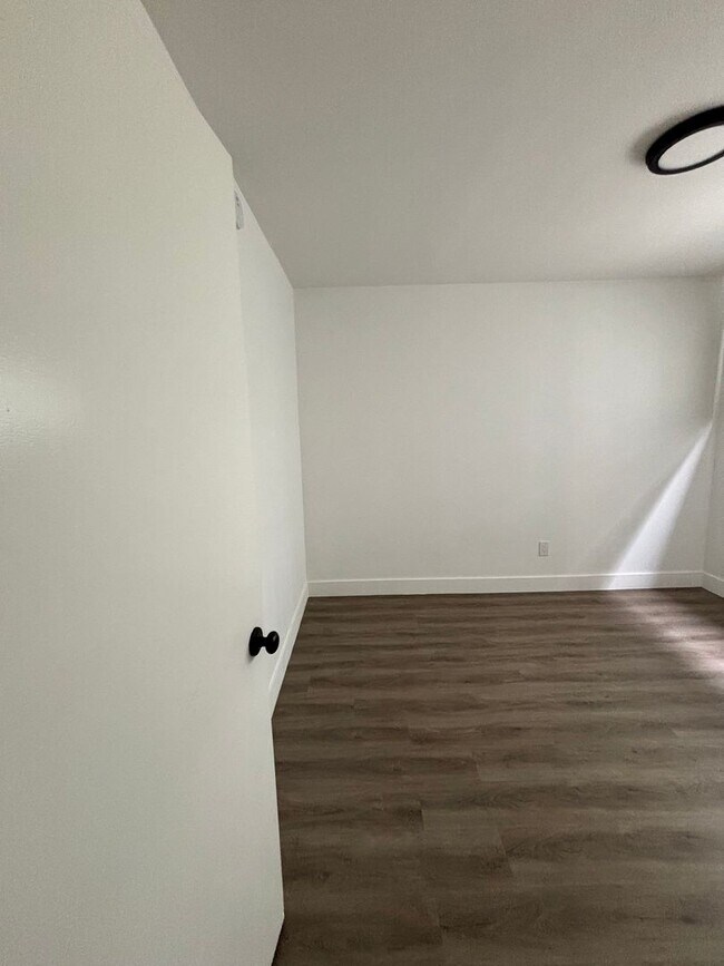 Building Photo - Upgraded 1 Bedroom In Torrance with Reserv...