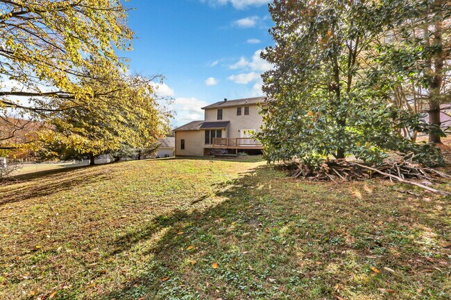 Building Photo - Spacious 3 Bedroom and 2.5 Bathroom