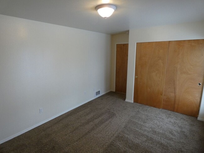 Building Photo - **Spacious Duplex** Lower Level