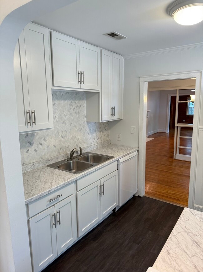 Building Photo - 913 Bryan Ave