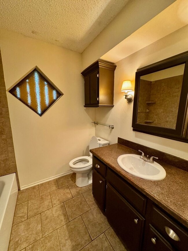 Building Photo - 3 bed 2 bath house with garage