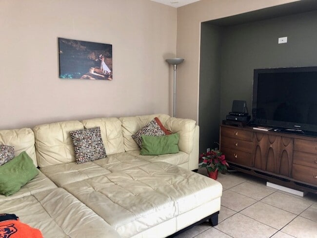 Building Photo - Great Gated Community Near Strip !!!!