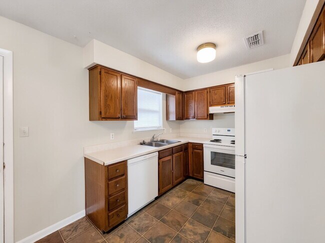 Building Photo - "Charming 2-Bedroom Retreat  in Mary Esther, FL!"