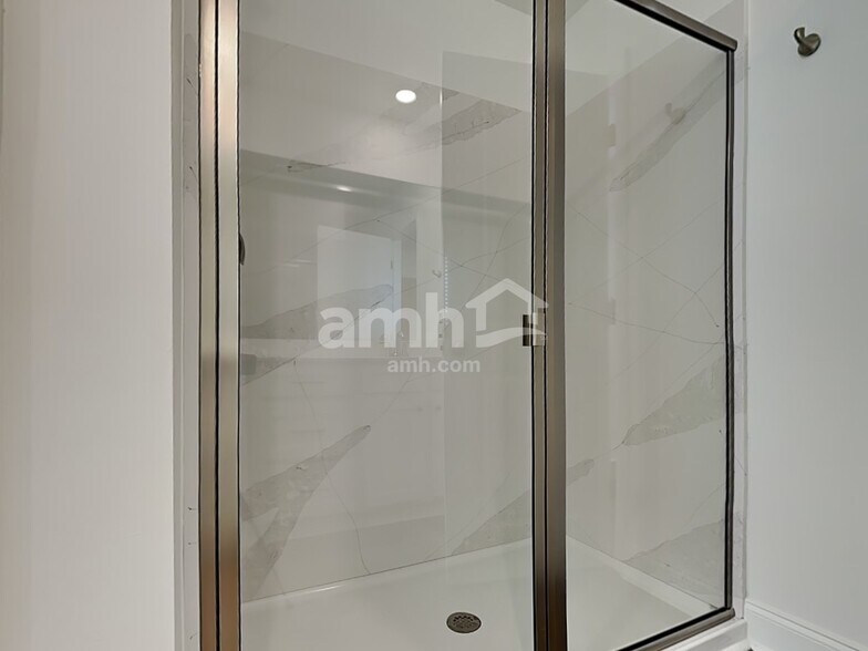 Building Photo - 622 Old Trolley Rd