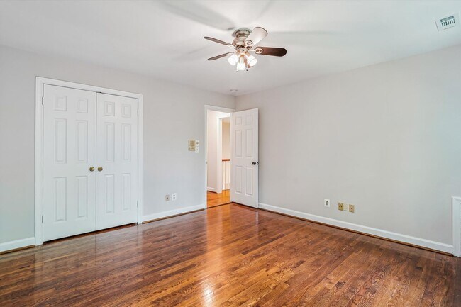 Building Photo - Magnificent 5 Bedroom, 4.5 Bathroom Bethes...