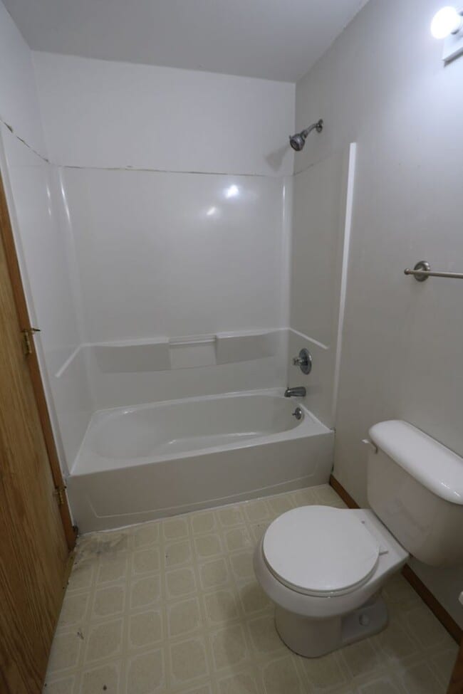 Building Photo - 2 Bedroom 1 Bath