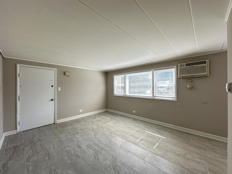 Building Photo - 9630 Ivanhoe Ave