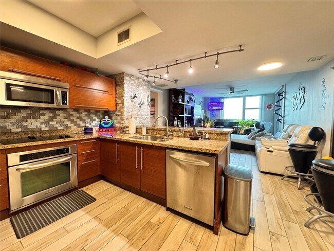 Building Photo - 2641 N Flamingo Rd